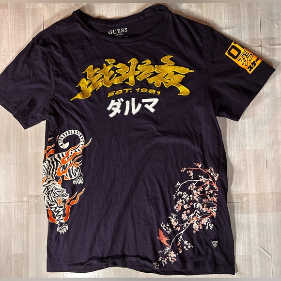 GUESS MENS ASIAN Raised Graphic T-SHIRT SIZE Medium. Navy/Gold. - Picture 1 of 8